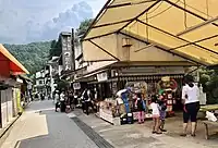 香嵐渓の川沿いの商店