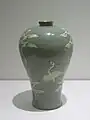 象嵌青磁雲鶴文梅瓶