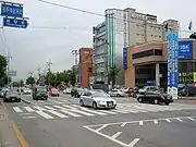 駅前広場より三叉路を望む