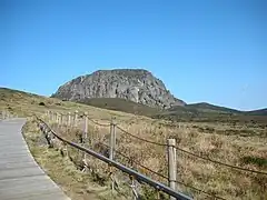 山頂を西から