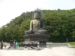 公園入口近くにある大仏