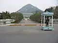 青瓦台の門と警備風景。後方は北岳山