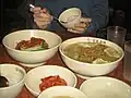 コギカㇽグㇰス(고기칼국수、牛肉で出汁を取ったカㇽグㇰス)とピビムグクス