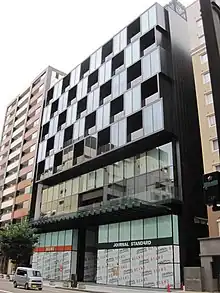 本社が入居する香林坊ラモーダ(移転前の2011年7月撮影)