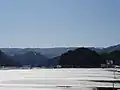 郡山市湖南町赤津より布引高原を望む。33機の風車が確認できる。(平成19年2月)