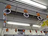 コロッケの装飾が施されたつり革