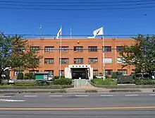 2023年5月28日まで使用された“越谷警察署一時移転のお知らせ”.   埼玉県警察. 2024年4月21日閲覧。庁舎