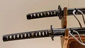長い打刀と短い脇差の大小の拵えの柄の部分