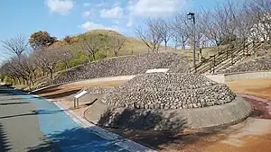 光正寺古墳墳丘と再現模型