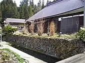 石垣とカワ（貯水池）