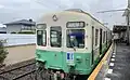 ワンマン運転を行う長尾線の電車。「普通」の種別表示の下に「ワンマン」と書かれている。（長尾駅にて2023年3月18日）
