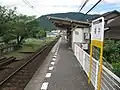駅構内　羽間方より　琴平側入口そばの踏切は簡素（2010年8月4日）