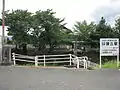 駅入り口　左手に跨線橋
