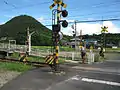 白山駅付近では讃岐七富士の一つの白山の麓を走る。（2010年）