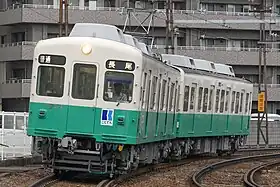 大型車かつ長尾線のラインカラーである緑色の1200形電車。（2018年）