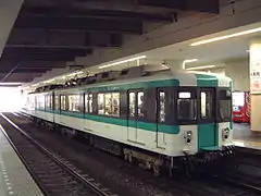 高松琴平電気鉄道へ譲渡され、700形として運行されている、同社への譲渡車両冷房搭載で前頭部以外が低屋根化された。（2005年5月6日 / 瓦町駅）