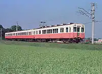 栗熊駅付近の田園地帯を走る1060形+1020形電車