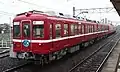 還暦の赤い電車と京急ラッピング車両を連結した貸切列車