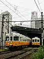 瓦町駅北側ですれ違う1100形と1080形電車(2004年)
