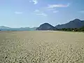 有明浜(正面は江甫草山)