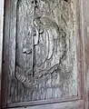 向かって左の彫刻
