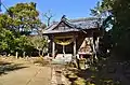 古津賀神社社殿右奥に墳丘が所在。