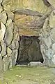 石室内部羨道から玄室を望む。