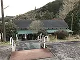 駅舎とホーム間には階段が設置されている（2017年1月）