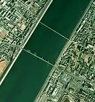 1974年。上流側にある橋は水道橋。2代目の橋のトラスが見え、上流側に橋脚が整備されているのがわかる。