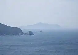 北から望む高茂岬（中央右）と鵜来島（奥）