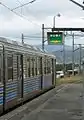 快速列車と津軽大沢駅の発車案内表示の電光板（2006年）