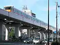 大阪港駅 - 朝潮橋駅間の高架線上を行く近鉄7020系電車（2011年5月30日）