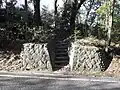 沓切坂の中程。庚申塔への小さな階段