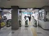 東改札口。奥が「メトロこうべ」。※現在は改札機が阪神各駅に設置されるタイプと同じもの。