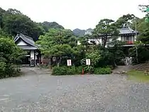 玉翠楼の外観（右側が宿泊施設）