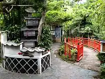 玉翠楼の中庭（右側に池）、奥が浴場