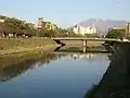 鹿児島市内を流れる甲突川。写真左が加治屋町である