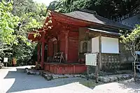 庫蔵寺本堂。画像左側にコツブガヤが生育している。