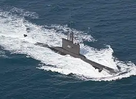 浮上航行中の「カクラ」