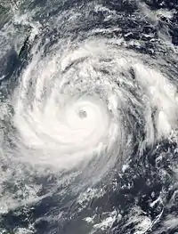 フィリピンの東海上を北西に進む台風第15号(10月4日)