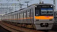 オレンジ基調の塗装に変更された3054編成
