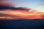 山頂から望む日の出前の朝焼けと雲海に浮かぶ頸城山塊（2018年7月）