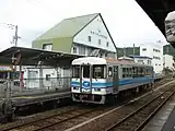 土佐くろしお鉄道の駅舎とTKT-8000形車両(2007年10月)