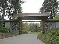 2004年に建てられた門は、ジェラード・ツタカワ設計。
