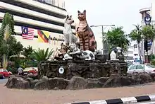 クチン中心部ロータリーの猫像