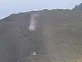 燃岳の山頂付近にある噴気孔から噴煙が出る様子。海上保安庁により2007年8月撮影