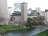 牛ヶ淵越しに九段会館を望む（2006年3月）