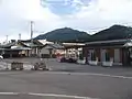 駅舎右がバス待合所、左がひだ桃源郷くぐの観光協会
