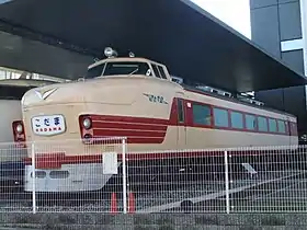登場当初のヘッドマークは文字のみの記載が基本となっていた(国鉄クハ26001保存車)