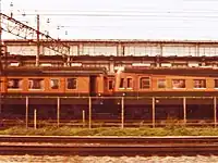 全金属製車と半鋼製車の塗り分け線の相違全金属製車クハ85109（左）半鋼製車クハ86112（右）